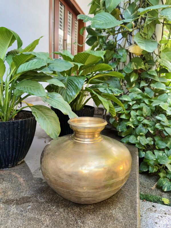 BRASS POT