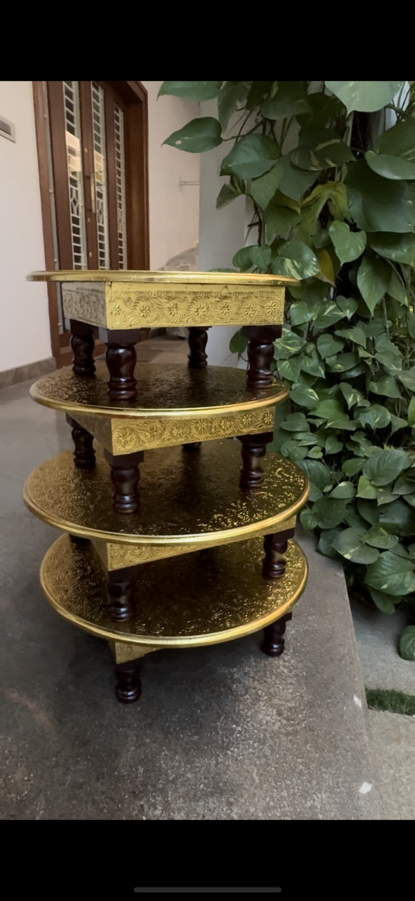 GOLD ROUND STAND
