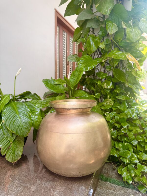 ANTIQUE ROUND POT